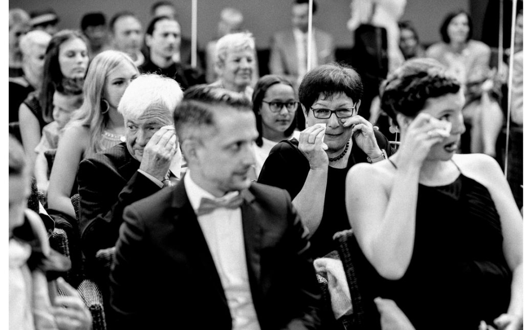 To tears stirred guests with a free wedding Ceremony bouquet & bow tie