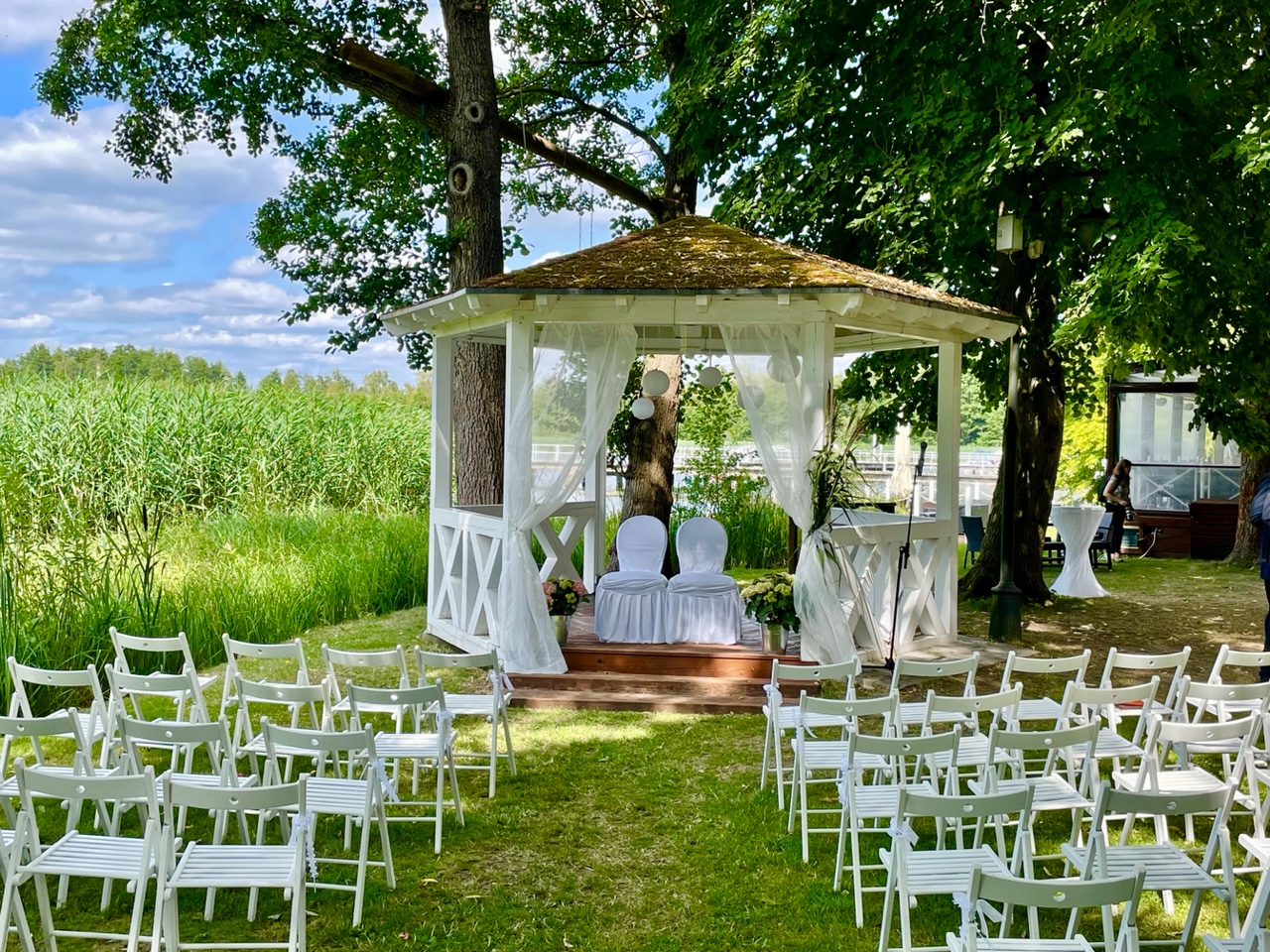 Free wedding Ceremony in the pavilion of the Seelounge Kremmen | Trauredner Brandenburg Kjel Fiedler | bouquet & bow tie