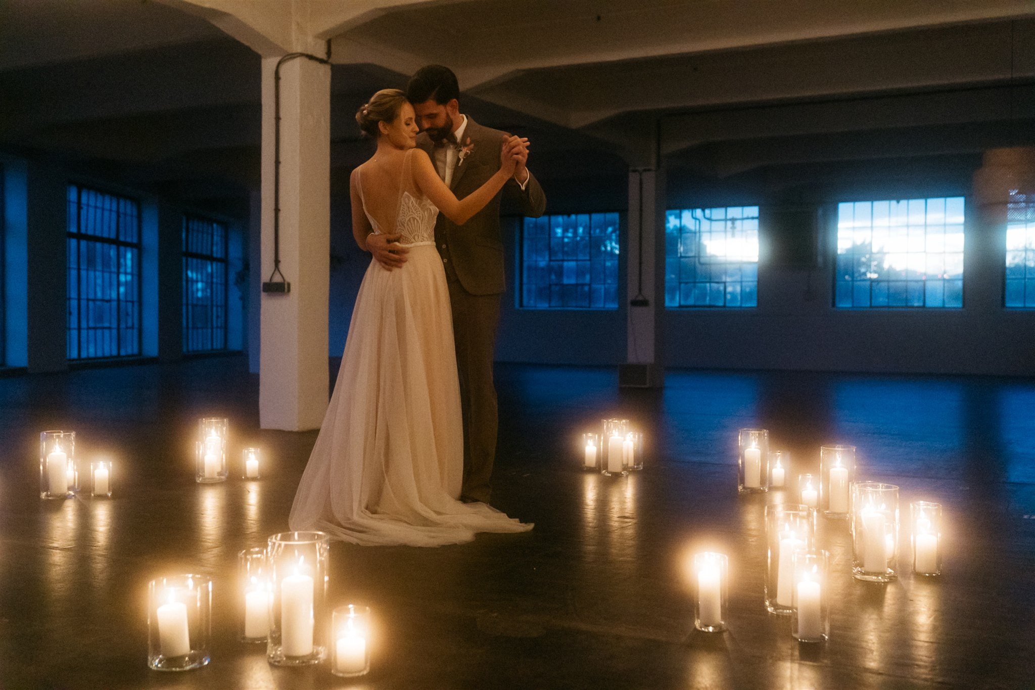 Bride And Groom Dancing Candlelight | Free Wedding Ceremony Vienna | Bouquet & Bow Tie