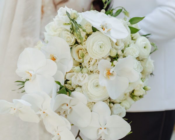 You’ll Love The Lush White Florals At This Glamorous Waterfront Wedding In Seattle