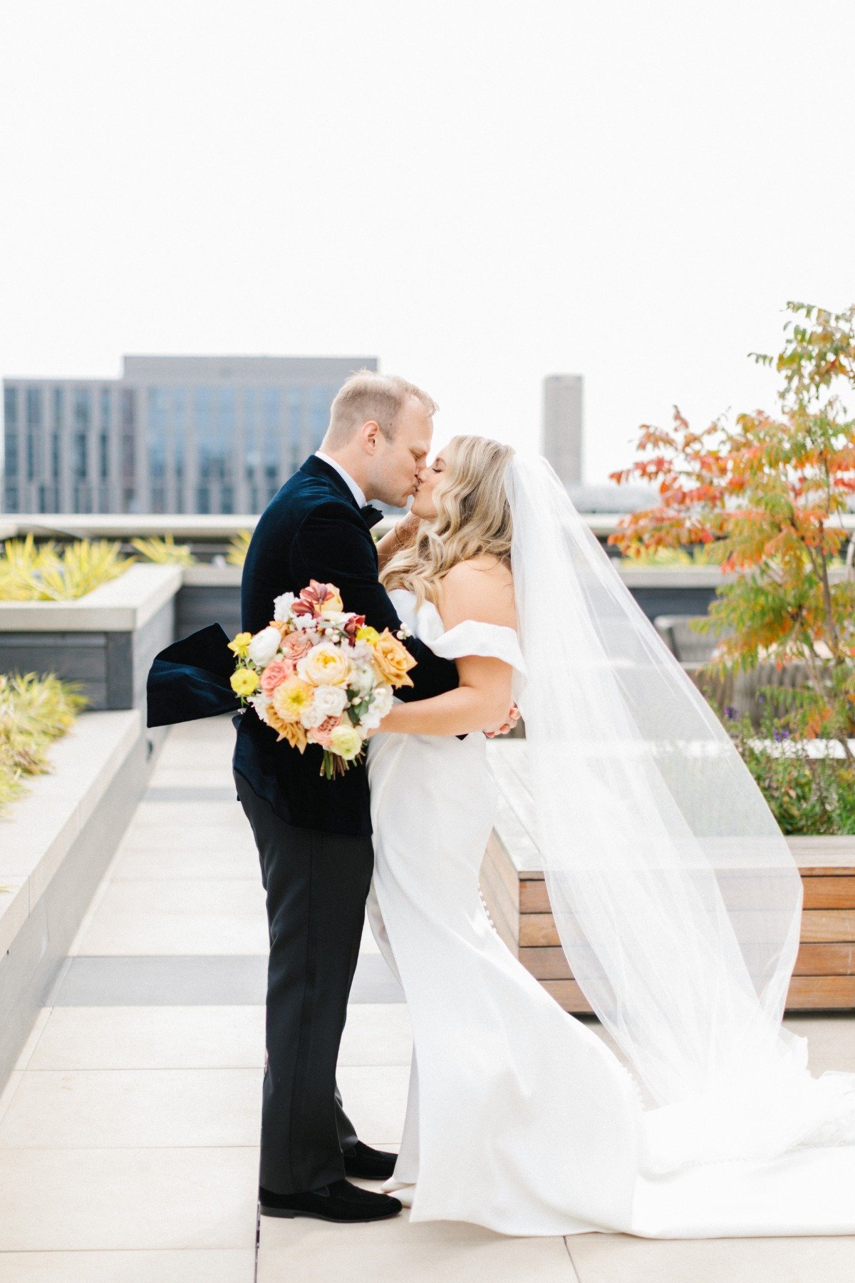 First look kiss in Chicago 