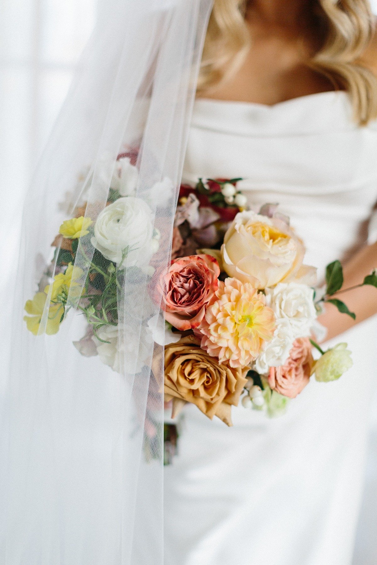 Autumn palette bride bouquet 