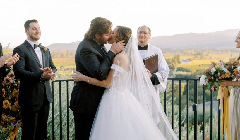 A unique autumn color palette for this golden wedding in Napa Valley