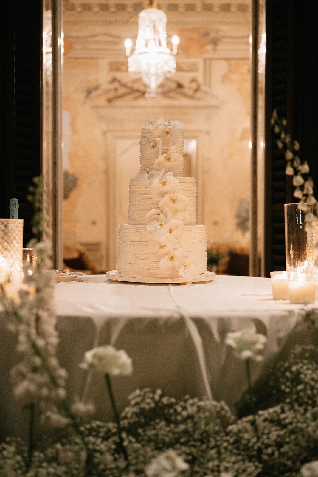 An enchanting Villa Tasca wedding, overflowing with baby’s breath