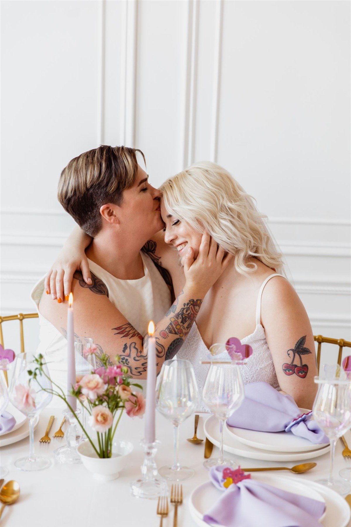 Tender kiss at sweetheart table 