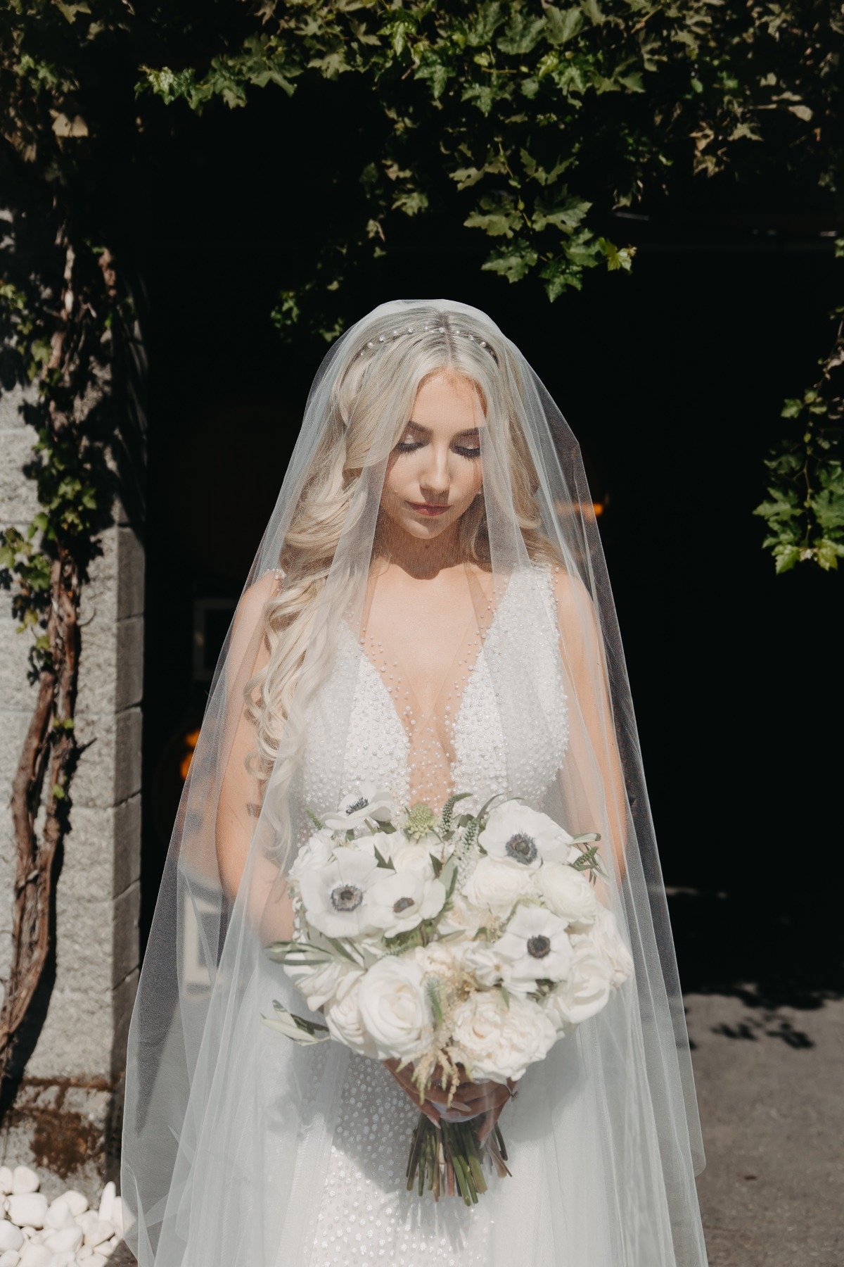 white and black bridal bouquet