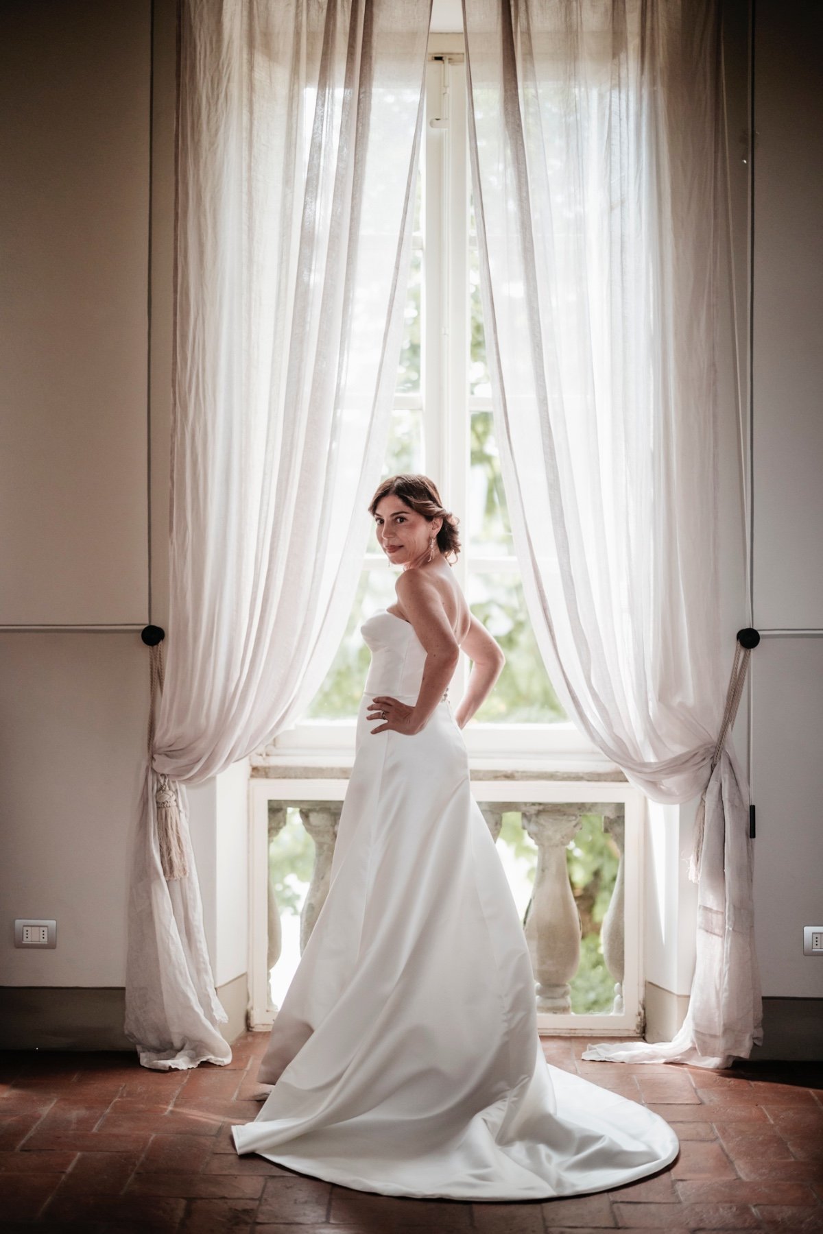 bride in sculpted strapless gown