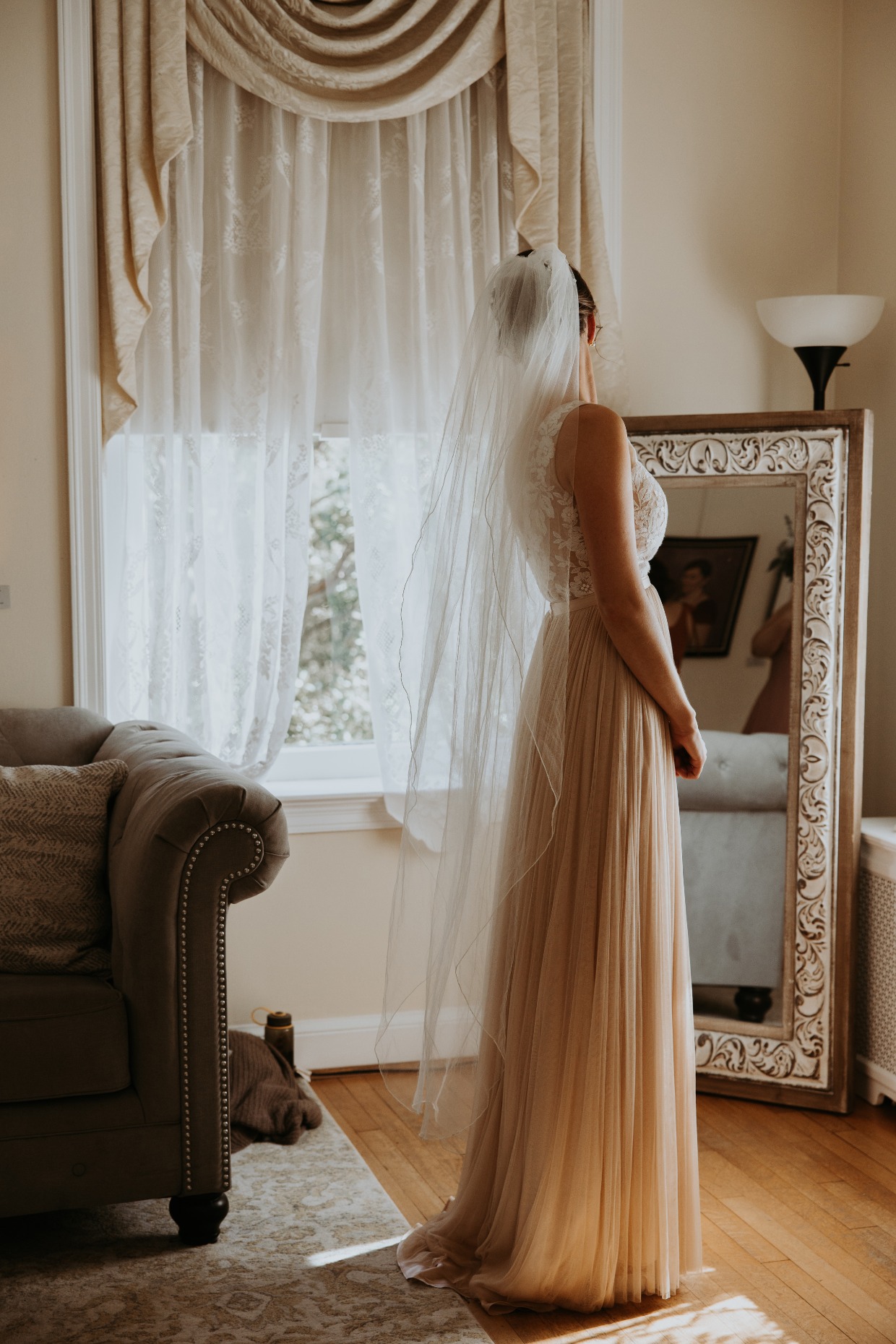 bride getting ready at kentalands mansion