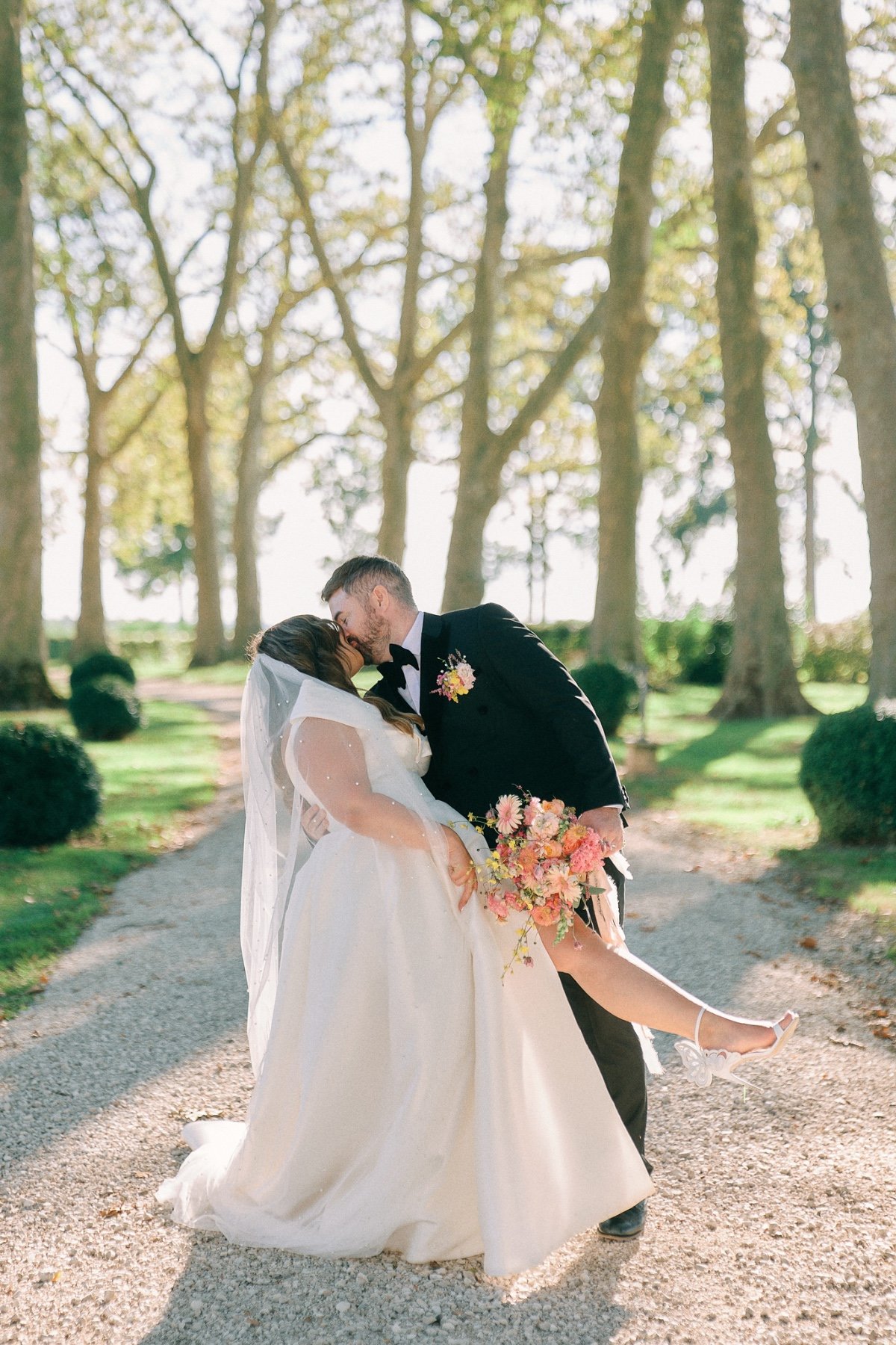 Colorful modern wedding in a French chateau 