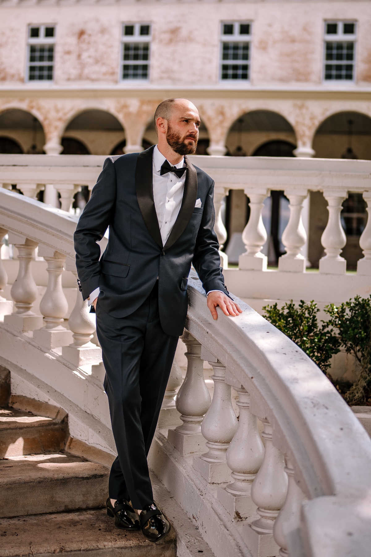 groom in black tux