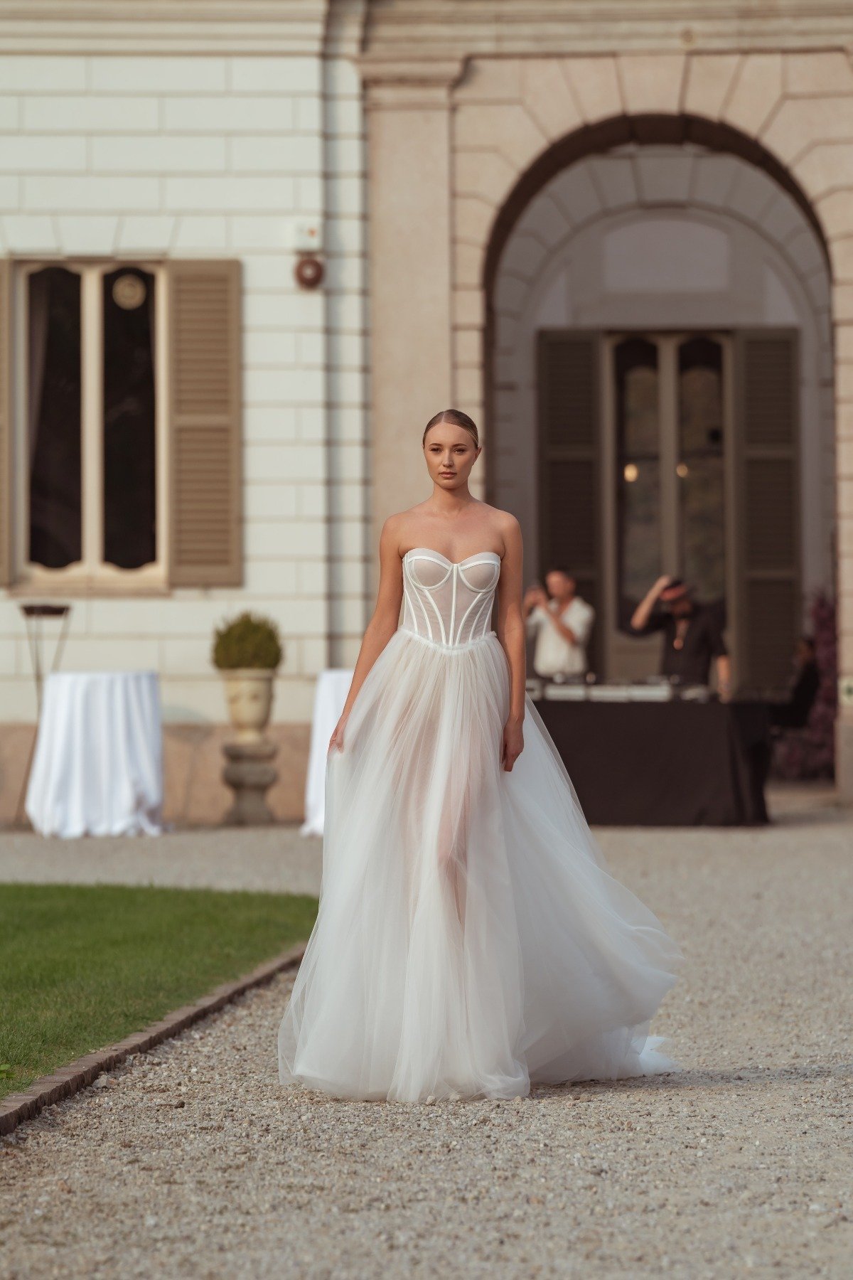 white-wedding-platform-2