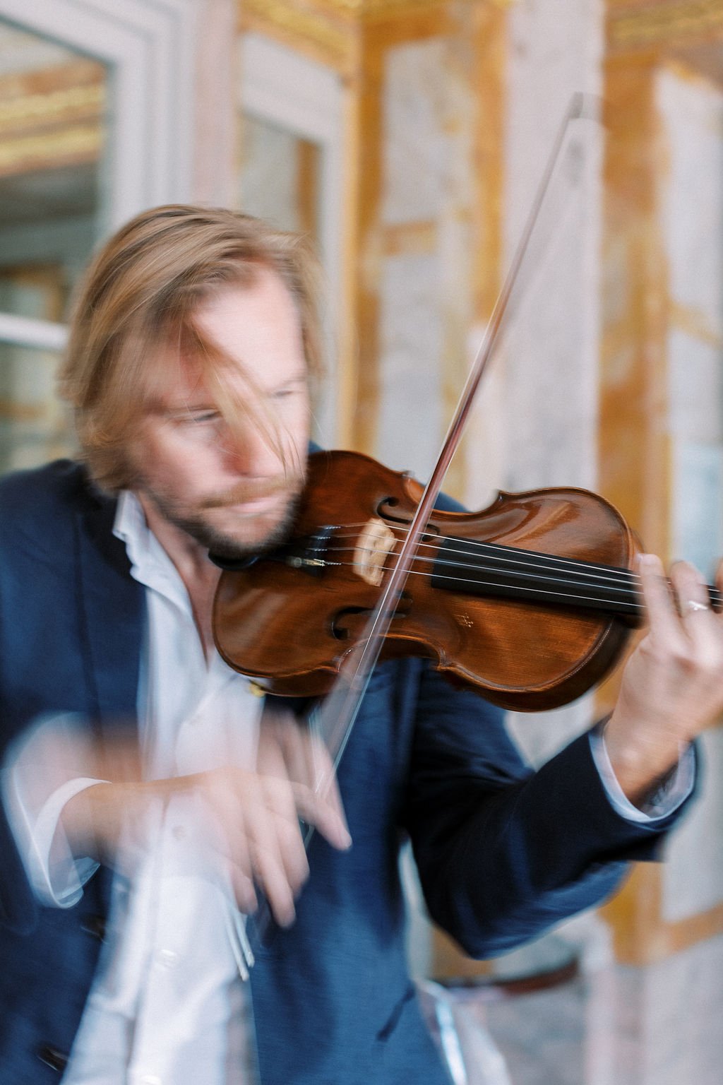 Artistic wedding photography of ceremony violinist 