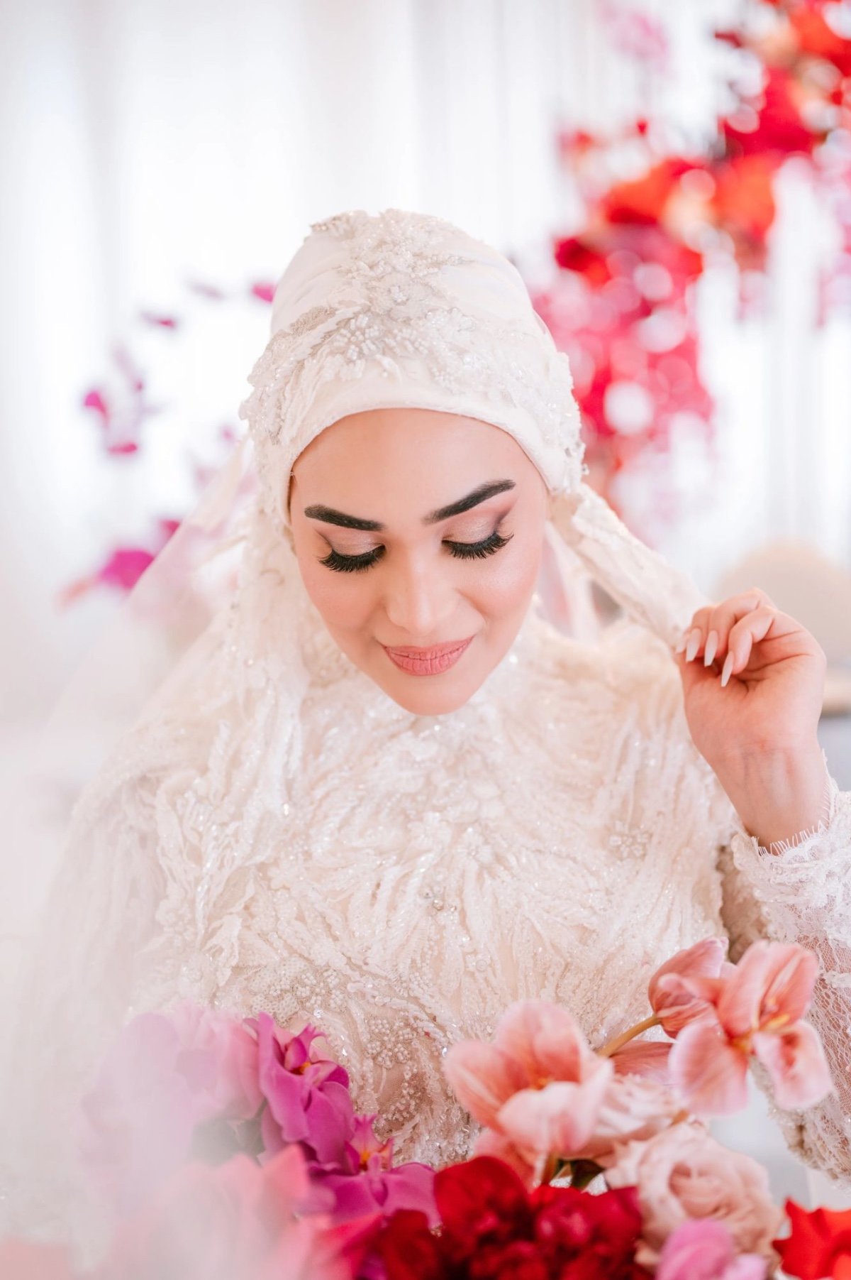 beautiful muslim bride with pink bouquet