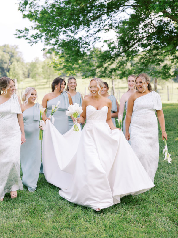 “Roses” by Van Gogh Was the Inspiration Behind This Wedding at Sassafras Springs Vineyard