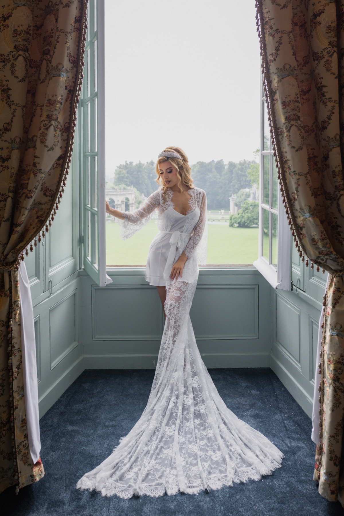 bride getting ready photo ideas in lace robe