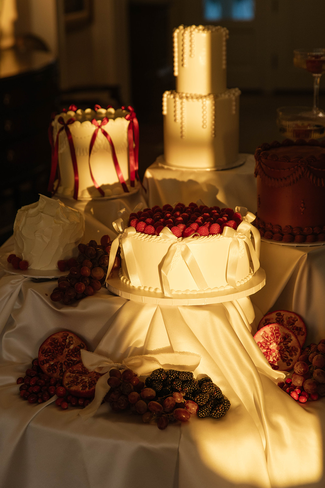 white and red wedding cake ideas