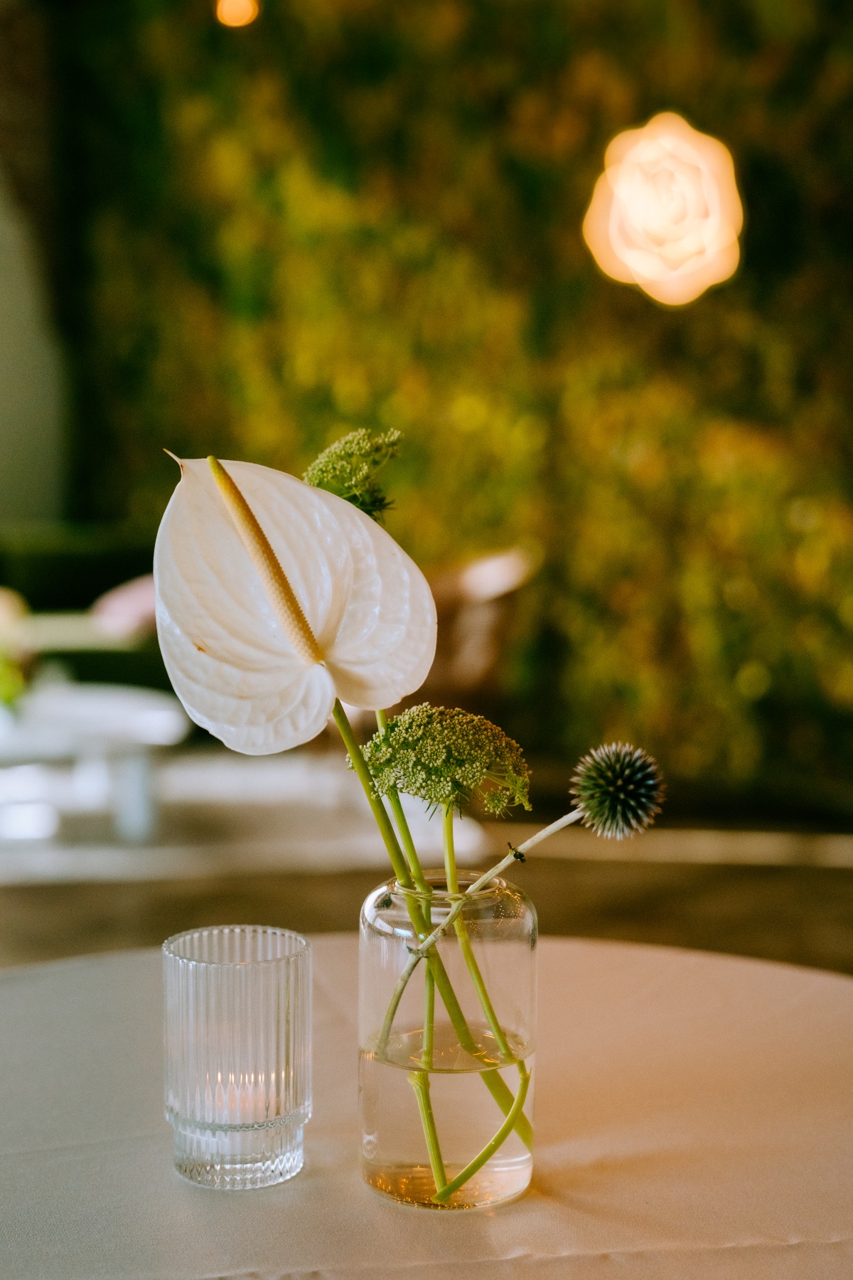 modern flower arrangements for wedding tables