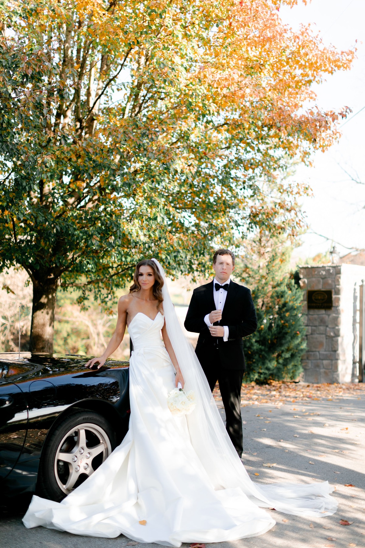 bride and groom with vintage car photo ideas