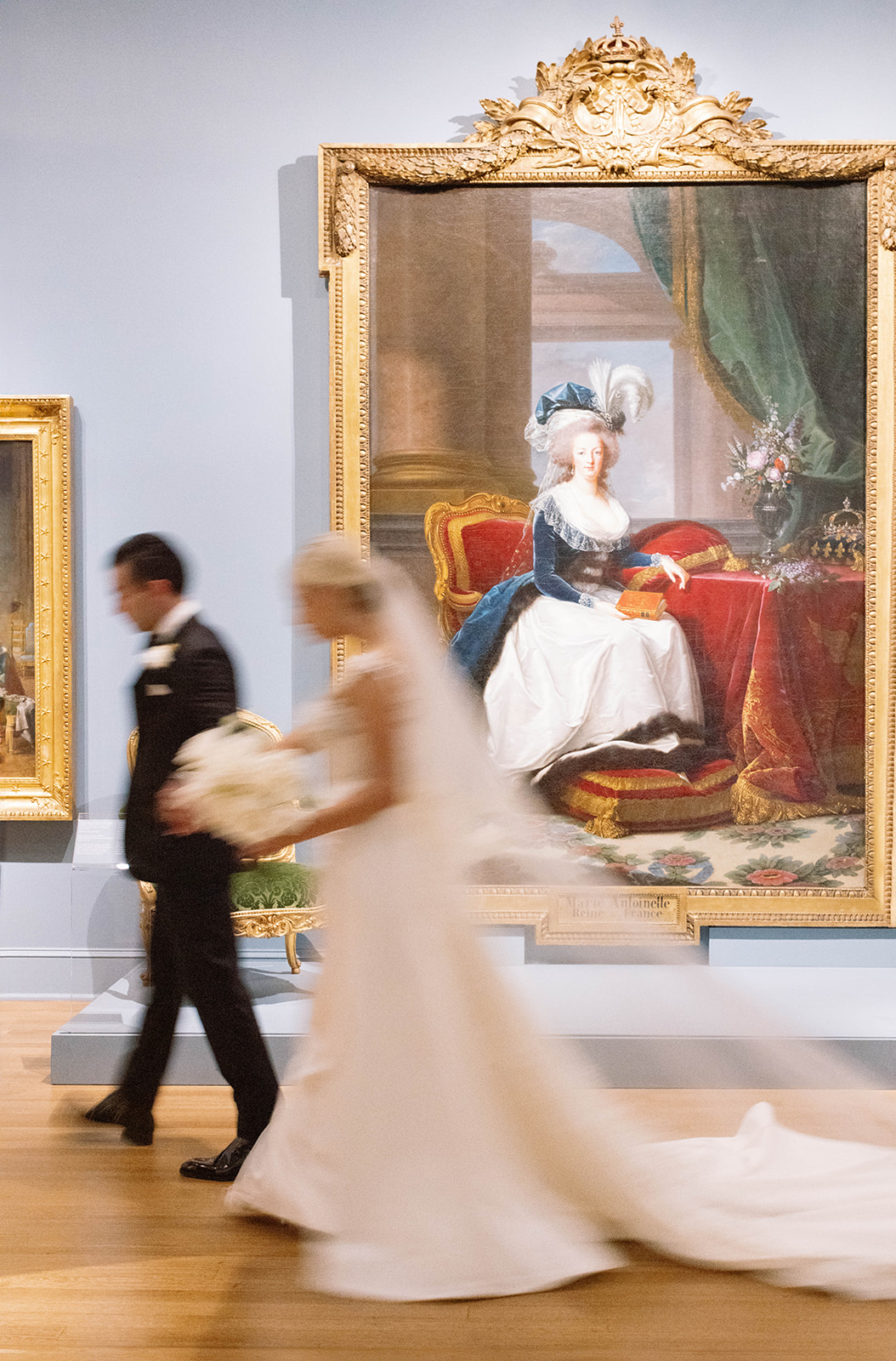 wedding photo ideas in art museum