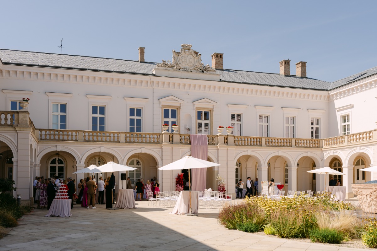 castle courtyard cocktail hour for wedding