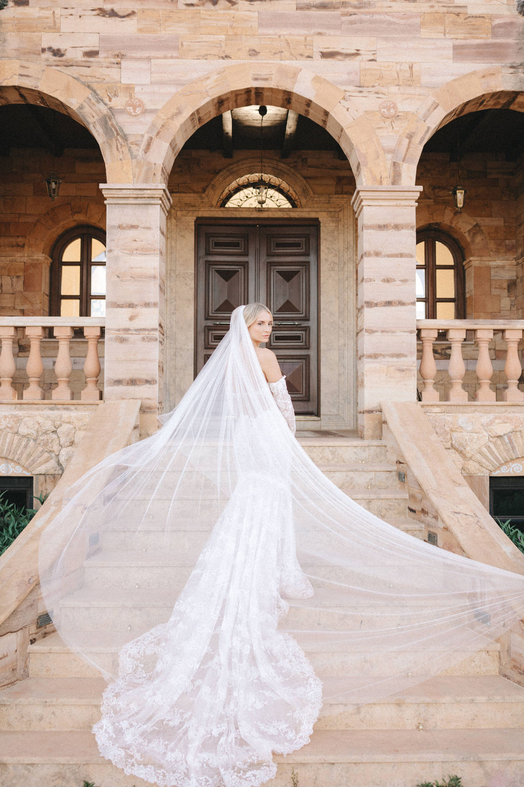 dramatic veil photo ideas for wedding