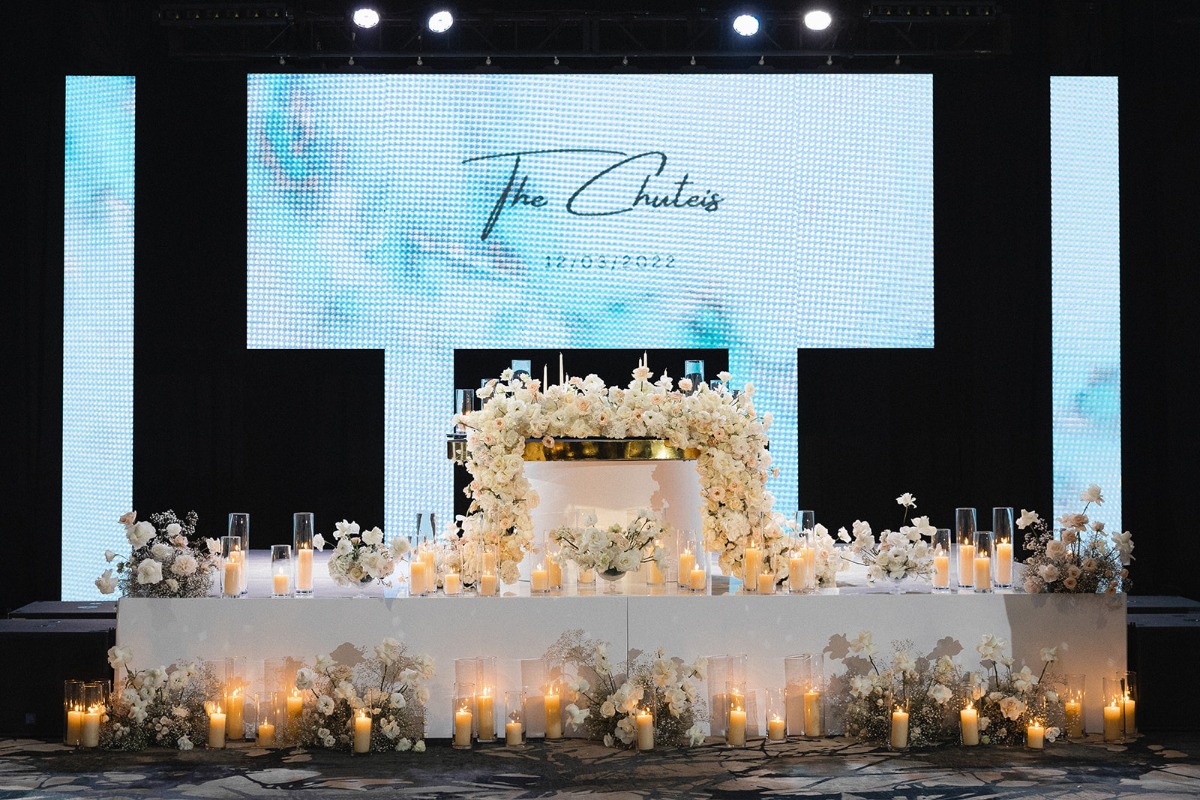 white floral head table