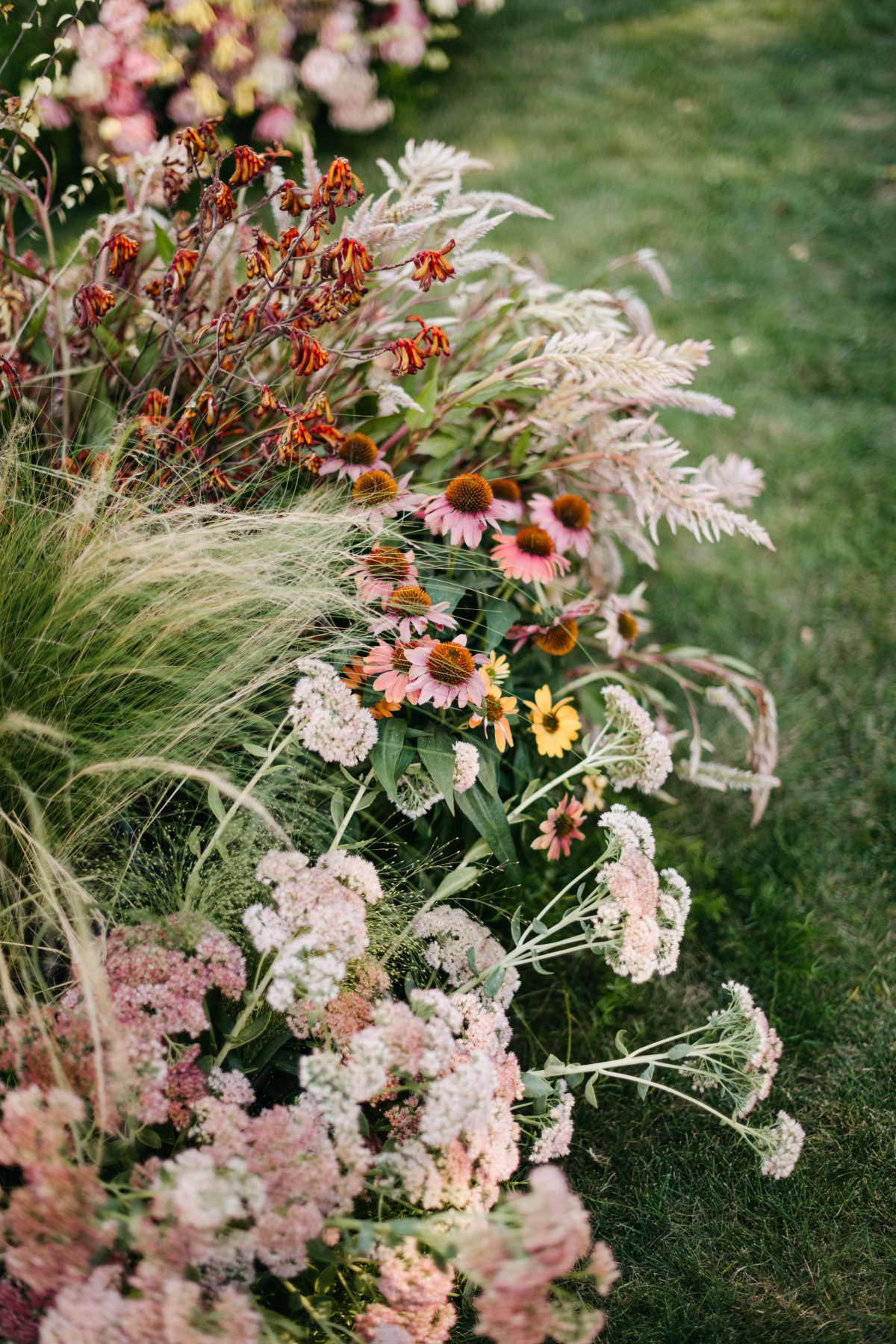 how to save money on your wedding flowers