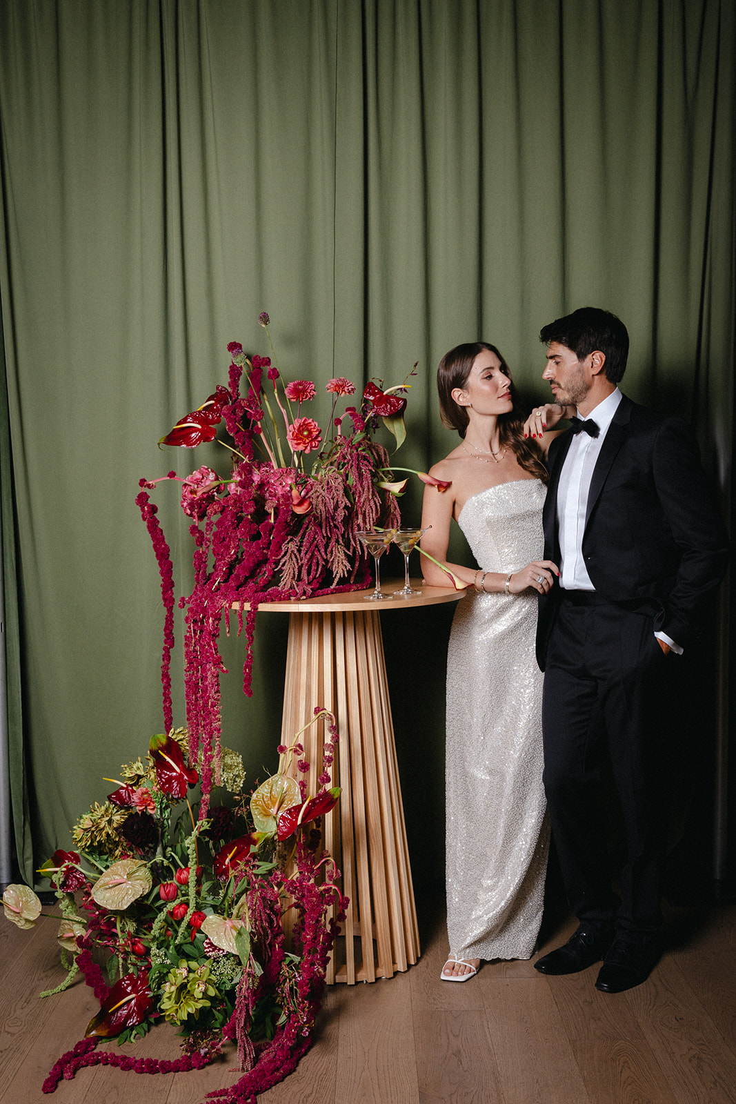 couples photo ideas for wedding at cocktail hour