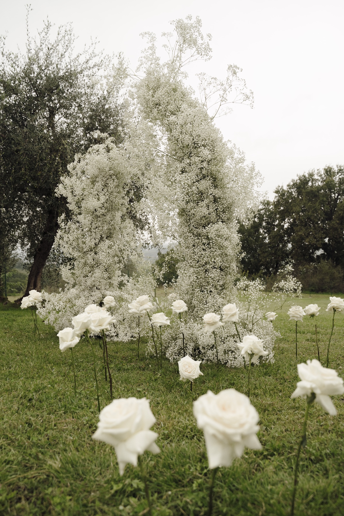 babys breath floral arch for wedding ceremony