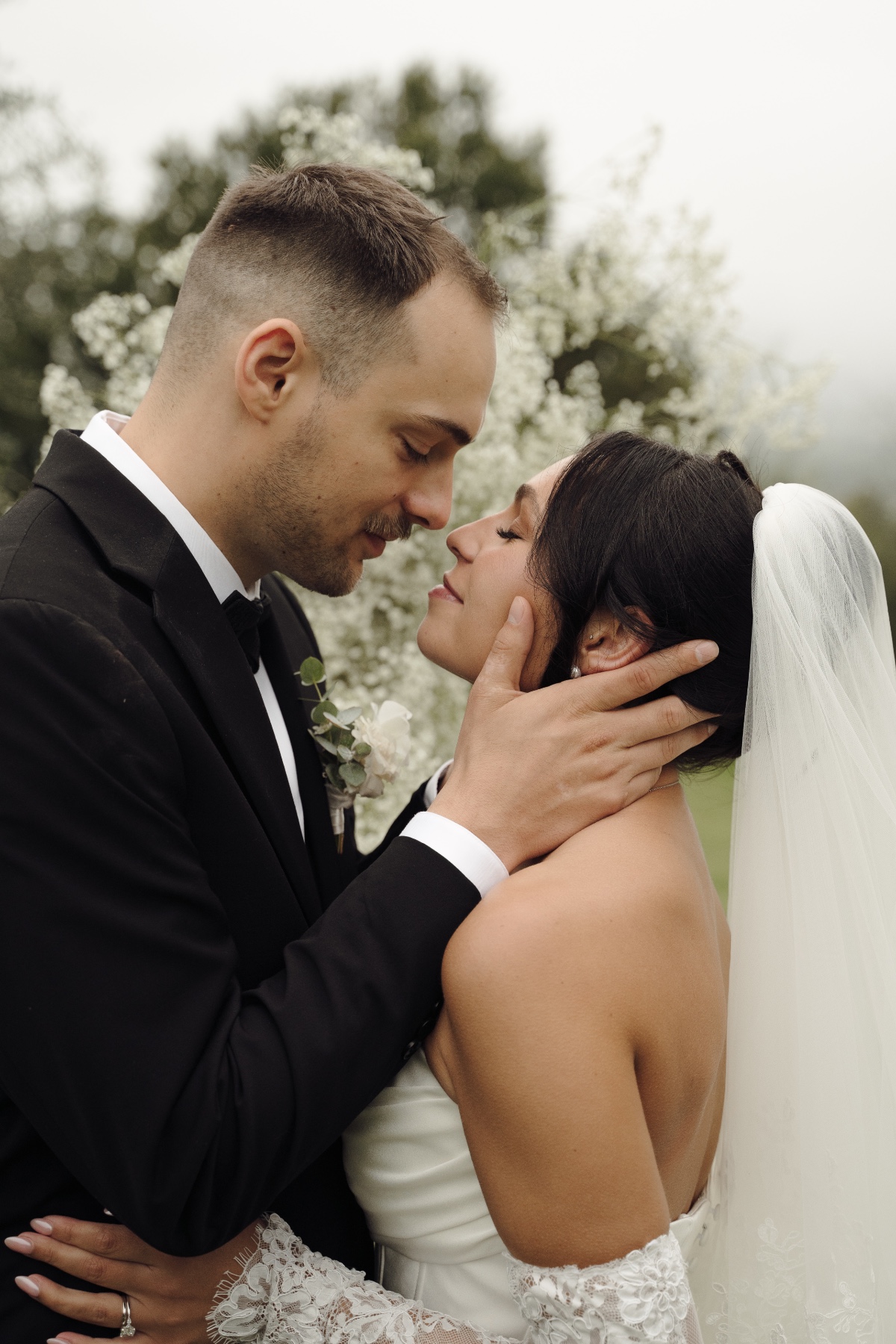 This rainy monochromatic wedding in tuscany is a mood