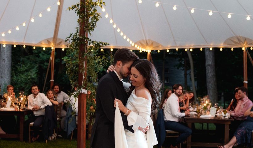 Barefoot bride hosts an intimate wedding in her parents’ backyard