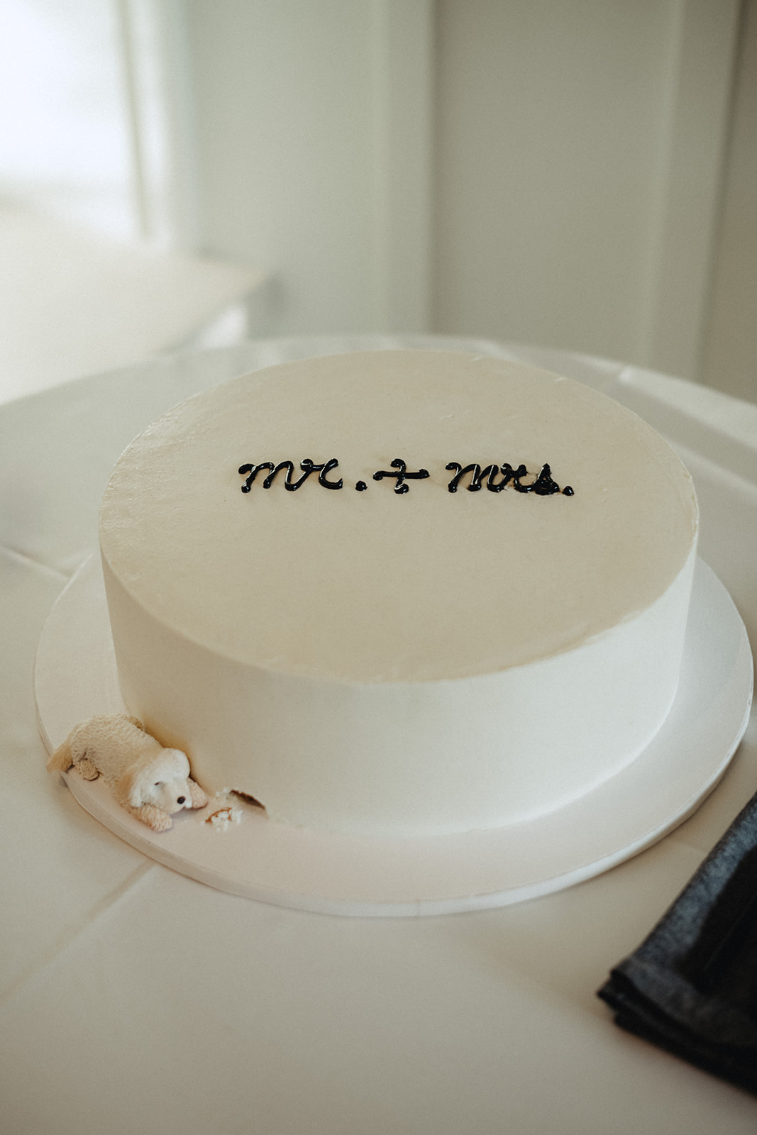 cake with fondant dog 