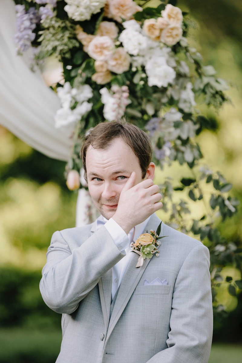 groom photo ideas for ceremony