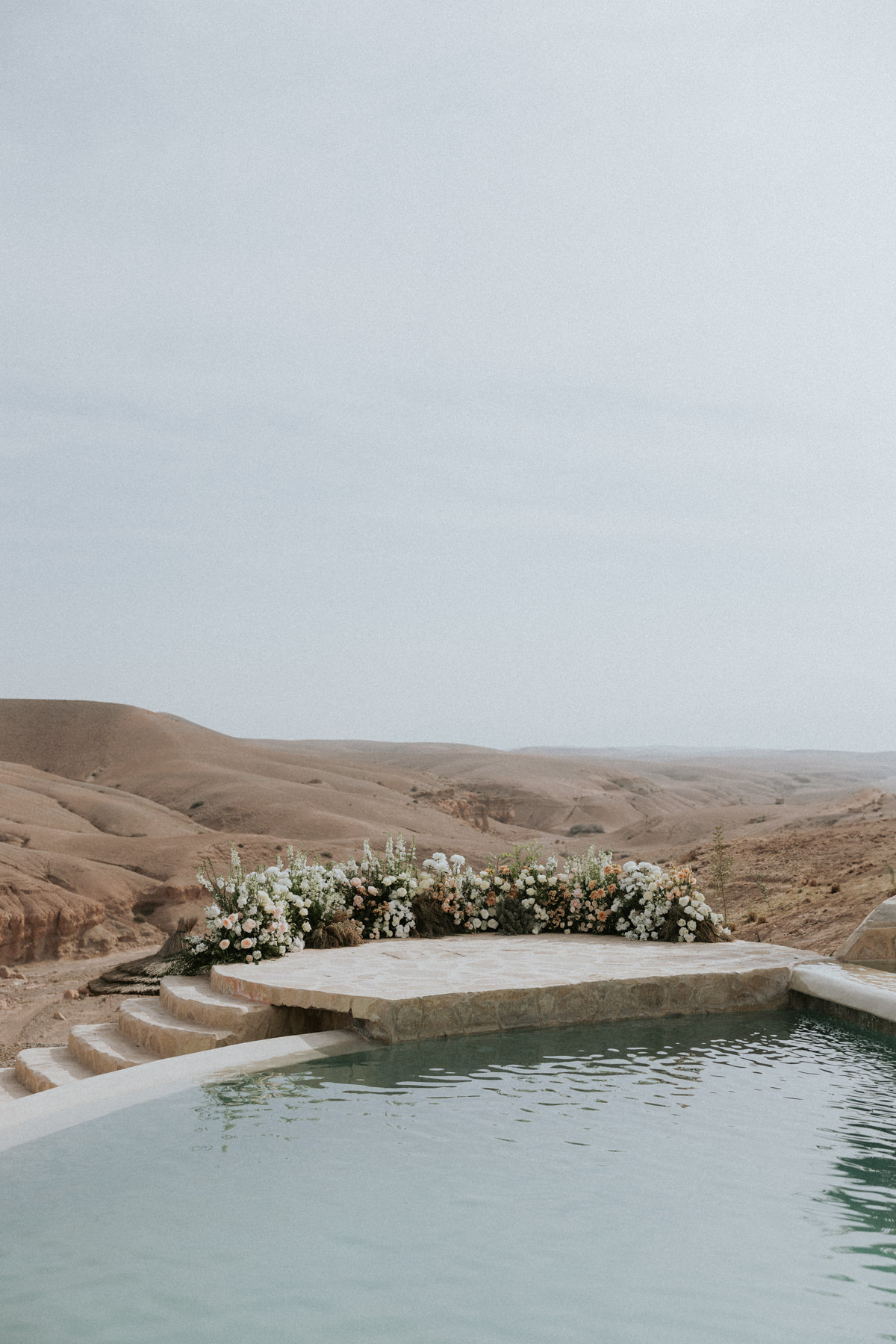 desert pool wedding ideas