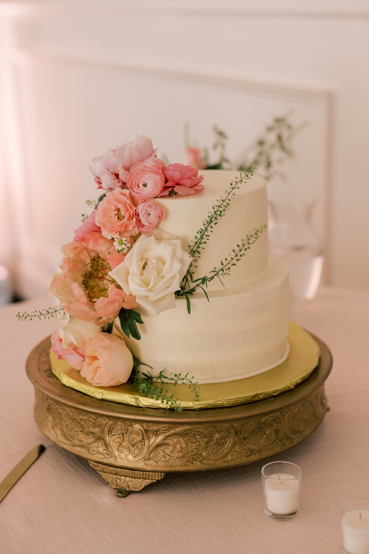 shades of pink floral wedding cake