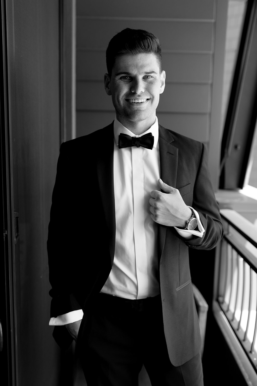 groom in black tuxedo