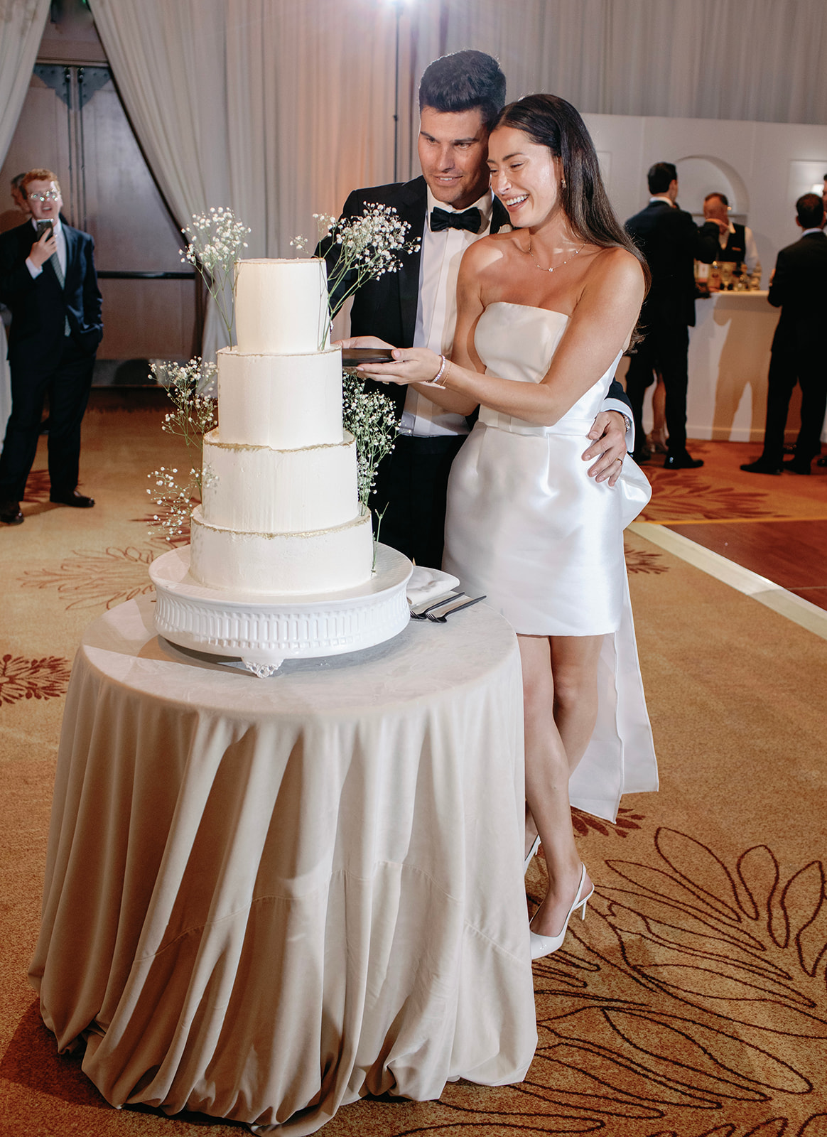cute cake cutting photo ideas