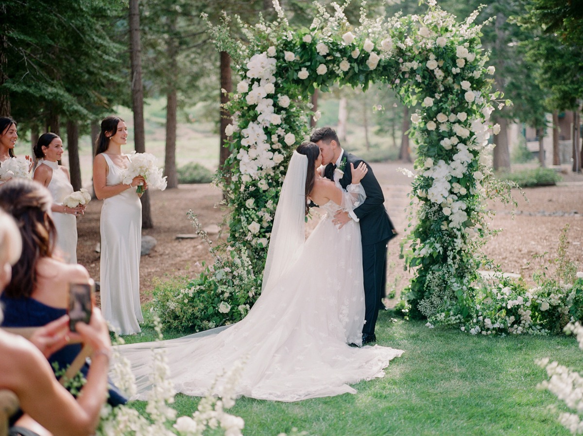 wedding kiss photo ideas