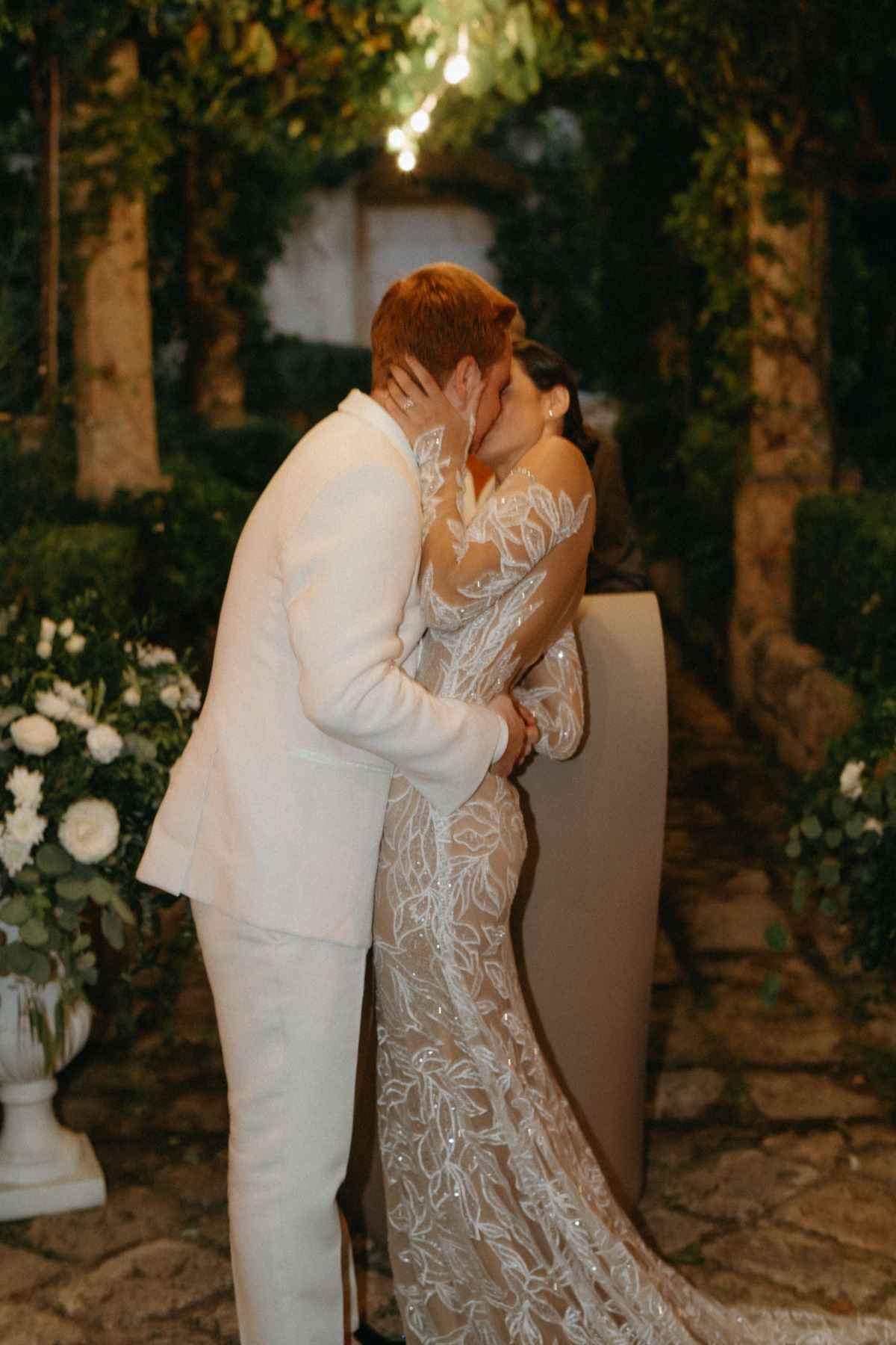 wedding ceremony kiss photo ideas