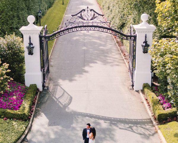 Crisp Whites and Gilded Details in a Sophisticated Shadowbrook Affair