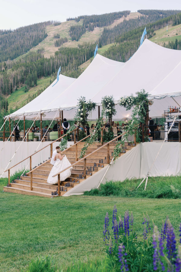 The First-Ever Meadow Wedding at Beano’s Cabin Blends Cozy Coastal Style With Alpine Scenery